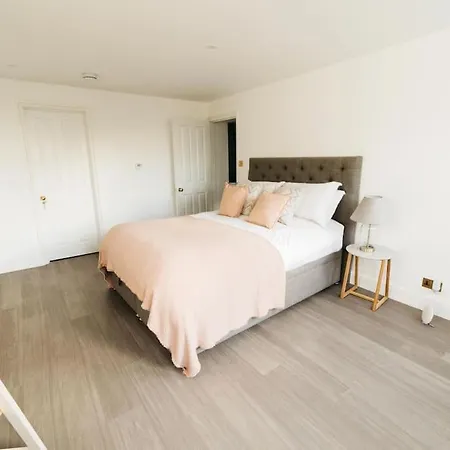 New -Bright -Fresh - With Parking & For Electric Cars Appartement Bath Buitenkant foto