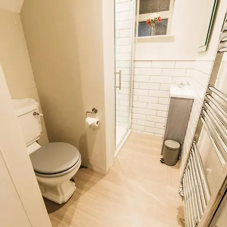 New -Bright -Fresh - With Parking & For Electric Cars Appartement Bath Buitenkant foto