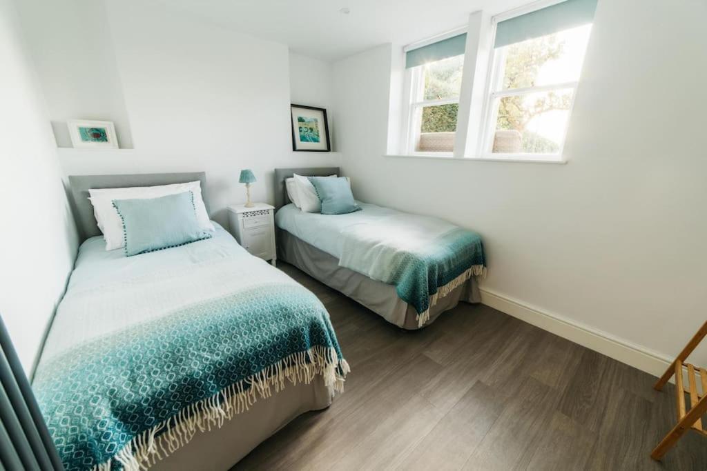 New -bright -fresh - With Parking & For Electric Cars * Bath