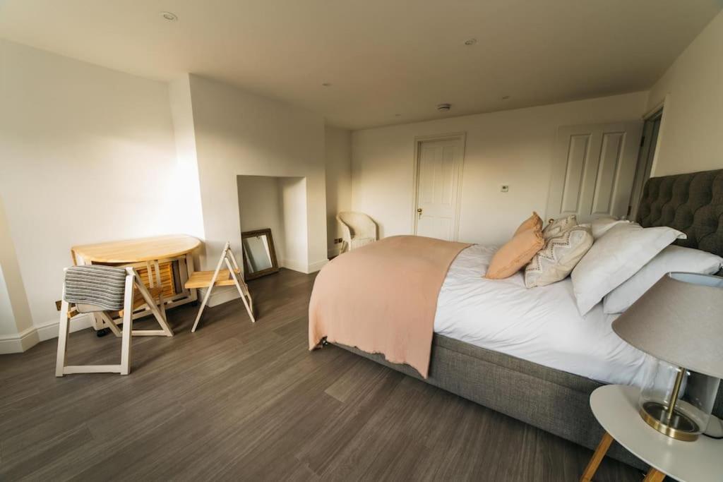 New -bright -fresh - With Parking & For Electric Cars Apartment